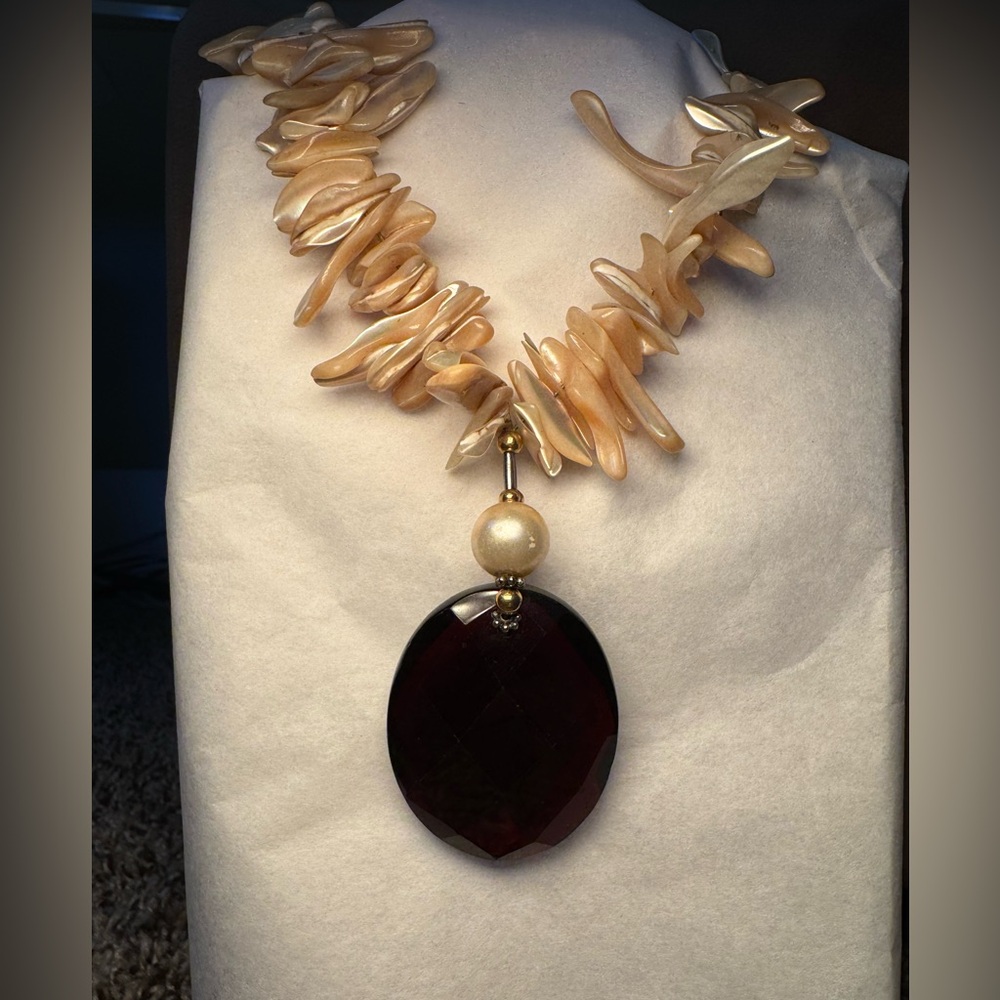 Beautiful shell and faux pearl necklace with pendant
